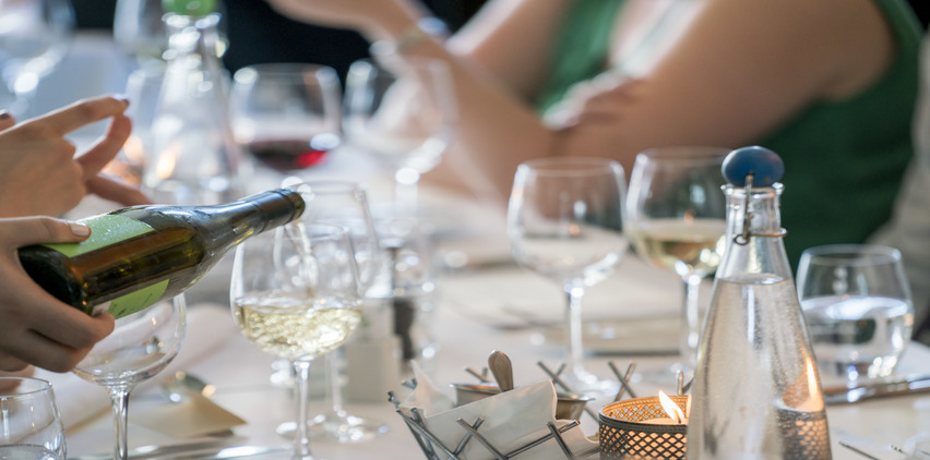 wine at holiday party social tips