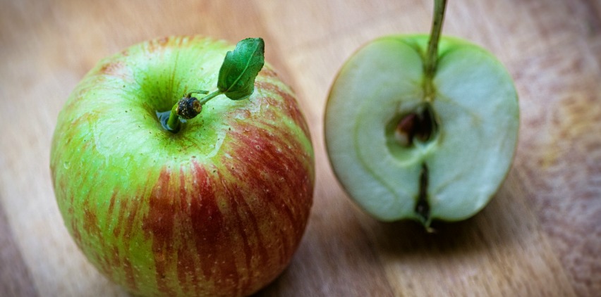 fight garlic and bad breath with apples