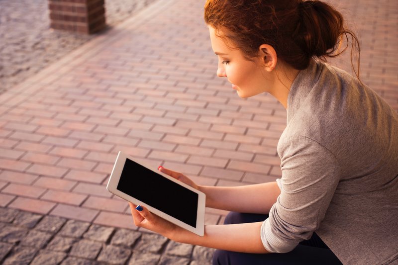 woman reading freelance blog on ipad