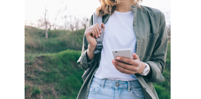 freelance woman on her phone using apps for writers